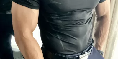 肌肉直男半裸开车走红,大胸器比车灯还顶! 肌肉直男半裸开车走红,大胸器比车灯还顶!