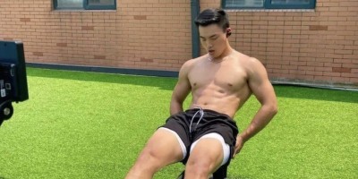 肌肉帅哥体育生脱啦，长腿穿灰短裤被他吸引了