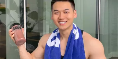 小哥穿运动裤在发光，身材让我爱了