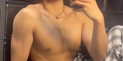 网吧惊现半裸肌肉男，竟是超火运动系小奶狗？