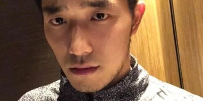 打篮球小哥自拍照大长腿大胸肌，长得太帅气！