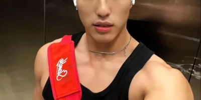 19岁腱子肉痞帅男孩子的魅力密码，英气颜值+健康肤色，看了都想恋爱！