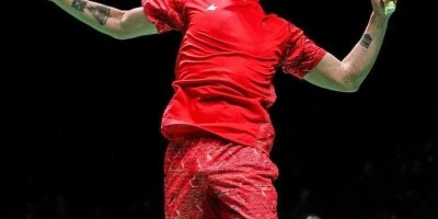 41岁林丹再次被刘姥姥采访，穿超短裤叉太开满屏了！