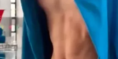 183cm游泳体育生，帅脸+完美腹肌，这身材谁能拒绝？