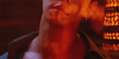 英俊帅气的肌肉男模写真 宽肩细腰麒麟臂 还有完美腹肌 黑比基尼泳裤太小了