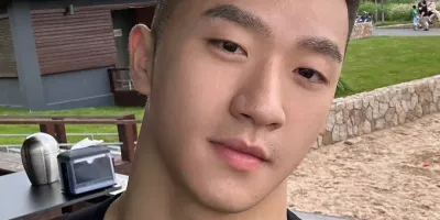 帅哥不管是背心还是白袜 怎么拍都好看