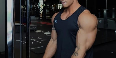 来自广州的健身网红，自信展示花瓣肩葫芦臂超大胸和布满小腹格子腹，这肌肉身材好的过分了