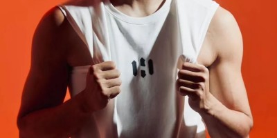 篮球运动员换鞋被偷拍，网友惊喜：比杨鸣还有那味…