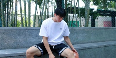 深圳这位白袜体育老师火了，短裤太短、肌肉太顶，网友直呼：谁能不爱上他的课！