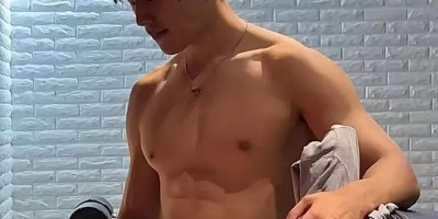 185CM黑皮腹肌健身模特，身材馋哭网友!