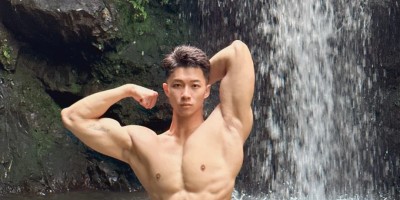 洗车遇到光膀子肌肉小哥，他的裤子打湿啦！