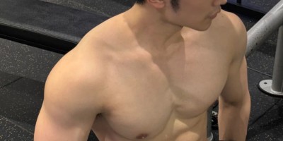 腹肌高鼻梁男大健身帅哥，谁看了不厮哈厮哈！