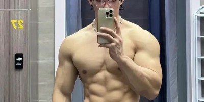 八块腹肌饱满胸肌，健身教练太诱人，网友：“口水都留下来了”.....