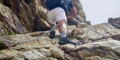 喜欢野外玩的寸头肌肉小哥，穿灰裤子太好看了