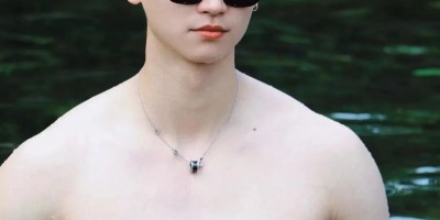 毫无训练痕迹的白皮肌肉壮男，这种身材你喜欢吗?