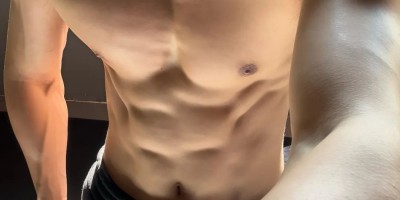 薄肌长腿健身帅哥，健身房里的帅气小狼狗！