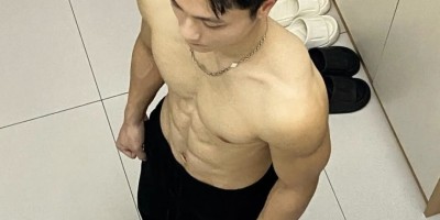 粉白皮薄肌健身帅哥穿灰裤子太好看! 粉白皮薄肌健身帅哥穿灰裤子太好看!