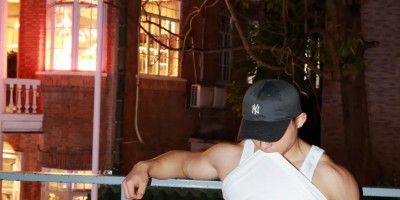 深夜街头的白皮大胸肌健身帅哥，真是大饱眼福!