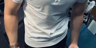 北体学长穿制服白袜宿舍自拍，大胸肌引得网友疯狂点赞！