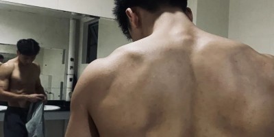 黑皮体育生球场擦汗，这腹肌让粉丝求当毛巾！