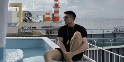 穿内裤自拍的野生运动男让人窒息，长得太大了！