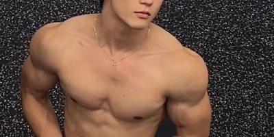 肌肉私教换衣被抓拍，宽肩胸肌身材网友们都馋了!