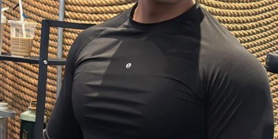 山东黑皮体育生太性感！网友直呼：翘臀能顶一箱汽水……