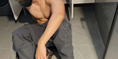 水电工衣服湿了，露出完美肌肉身材！