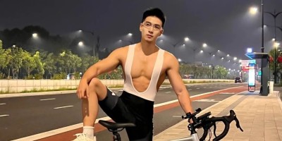 樱花树下骑行肌肉帅哥，春天觅食了！