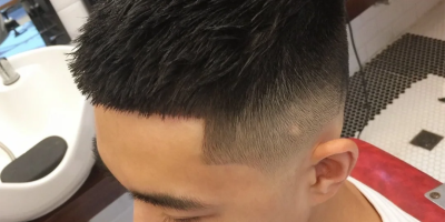 “发质粗硬”的男生剪什么发型？这3款造型清爽帅气，打理也简单