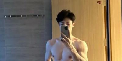 宽肩窄腰白皮腹肌帅哥，身子真馋哭人！