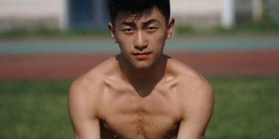 黑皮弟弟穿高弹裤训练实拍，网友：体育生天花板！