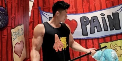 英俊帅气的吃货肌肉男，长肌肉要多吃牛肉