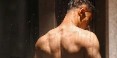 24岁黑皮足球体育生，在酒店做准备……