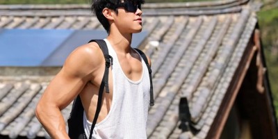 190男大腹肌体育生户外大尺度写真，腹肌长腿太诱惑，极品大包更是诱人....