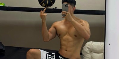 推特爆火的黑皮精壮体育生猛1s,壮硕体型太诱人，经常去楼梯口........