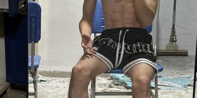 深夜在体育场擦边的薄肌帅哥！竟然是05年音乐生男大……