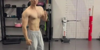 “红老头”火到国外后，南京这枚眼镜健身教练开直播了！