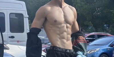 《爱情公寓》的吕子乔！变身八块腹肌男大体育生？