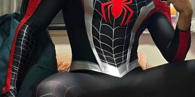 蜘蛛侠紧身服+西装黑袜，这个肌肉男把反差感玩明白了