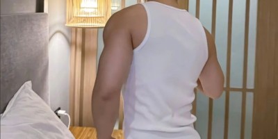 下海照片曝光后，腹肌美术生越来越放得开了……