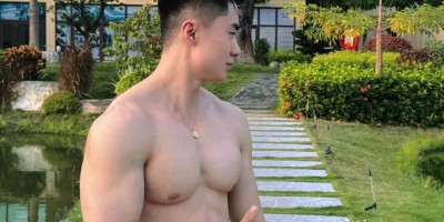 帅气肌肉男户外写真秀肌肉，大胸肌麒麟臂，腹肌很吸引人