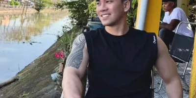 河边和奶茶的壮男穿运动裤太短啦！这也太太太帅了吧！