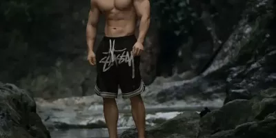 183cm体育生猛男野外游泳 183cm体育生猛男野外游泳