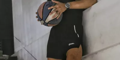 楼道里的腹肌小哥！