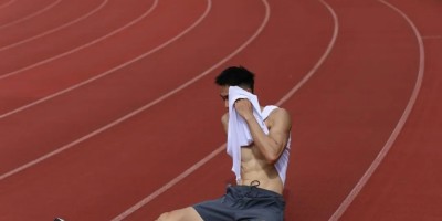 广东田径体育生光脚与白袜，你很喜欢哪一种味道？