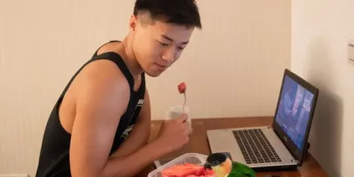 黑皮体育生，搓衣板腹肌练的不错啦