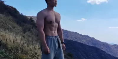 黝黑肌肉型男长得太好了，男人味十足！