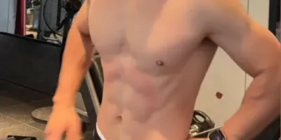 穿正装皮鞋卖车超帅销售的瓜你吃了吗！网友们都尖叫了！