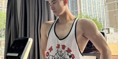 五官周正的颜值腹肌帅哥，厚实胸肌宽肩细腰告诉身材